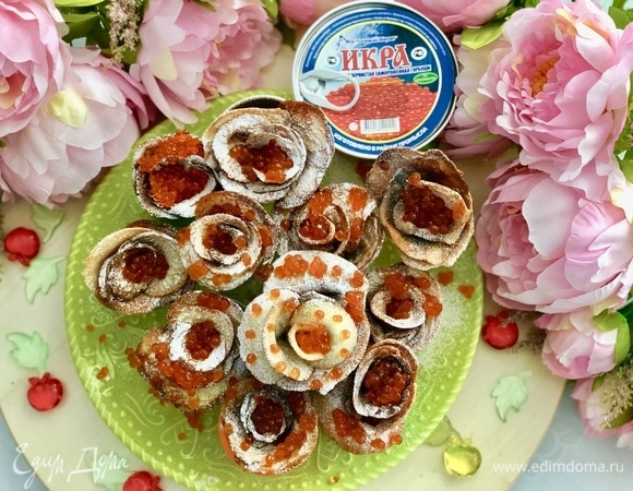 Сверху «розы» украшаем красной икрой ТМ «Восточный берег» и наслаждаемся вкусом.