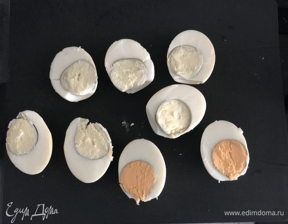 Сваренные вкрутую яйца очистить, разрезать поперек на 2 части.