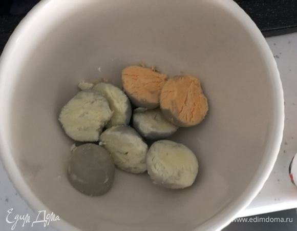 Вынуть желтки из яиц.