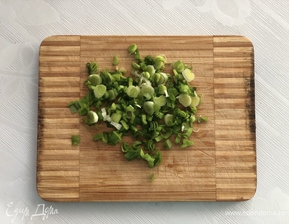 Добавить мелко рубленный зеленый лук.