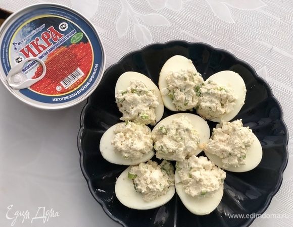 Белки заполнить салатом.