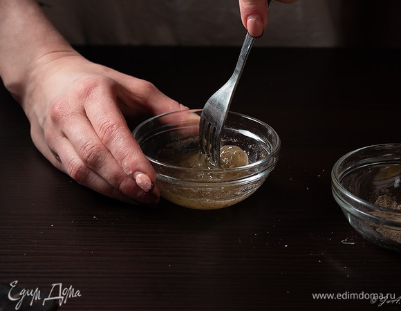 Начнем с картофеля. У нас он будет не фри, а более легкий — запеченный в духовке. Белок одного яйца посолите, поперчите по вкусу.