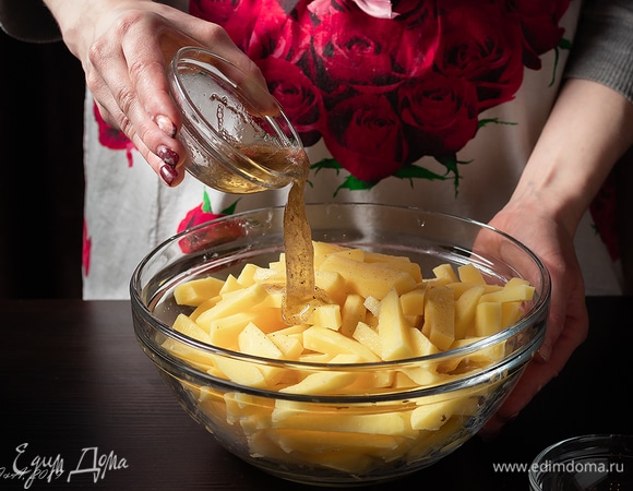 Картофель нарежьте соломкой, вылейте в него белок.