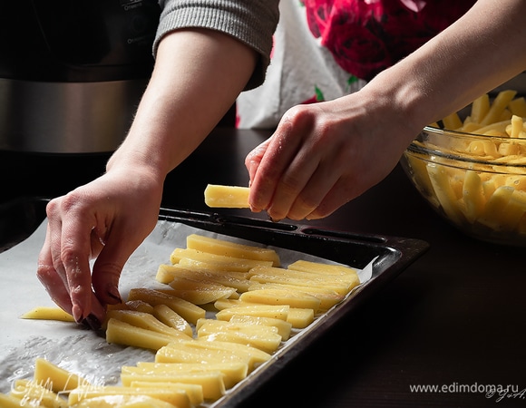 Выложите на пергамент в один слой. Запекать в духовке при 180°C до готовности. Духовки и картошка у всех разные, готовность проще определить, попробовав. У меня вышло около 30 минут.