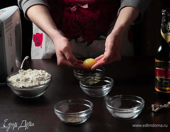 Отделите белок от желтка.