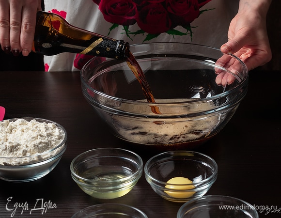 Вылейте холодное пиво в миску.