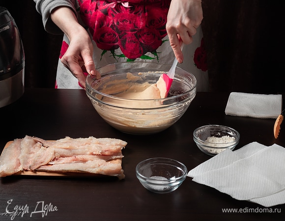 Добавьте муку, желток, соль и перец, перемешайте. Тесто должно быть густое, как для оладий.