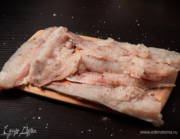 Рыбу заранее разморозьте и разделайте на филе. Хек ТМ «Магуро» — это симпатичные, одинаковые по размеру рыбки, не перемороженные, мясо легко отделяется от костей.