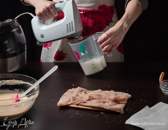 Белок взбейте в крепкую пену.