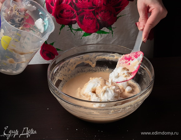 Вмешайте в кляр лопаткой очень аккуратно. Мы не добавляем в тесто разрыхлитель: пузырьки пива и меренга — основа воздушности кляра.