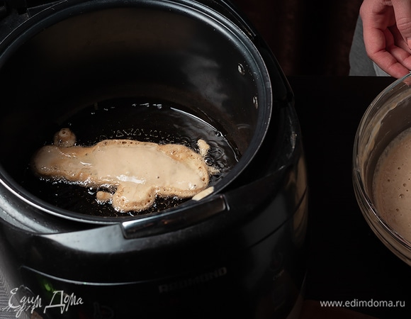 Жарим во фритюре до образования золотистой корочки. Минуты 3–4 с каждой стороны.