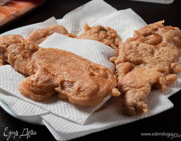 Выложить на бумажные полотенца, чтобы излишки масла впитались. Так как пиво у нас темное, ярко-золотой корочки не будет.