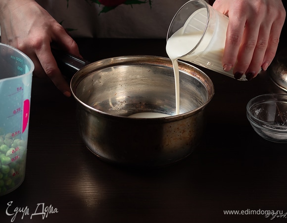 В сотейник вылейте жирные сливки.
