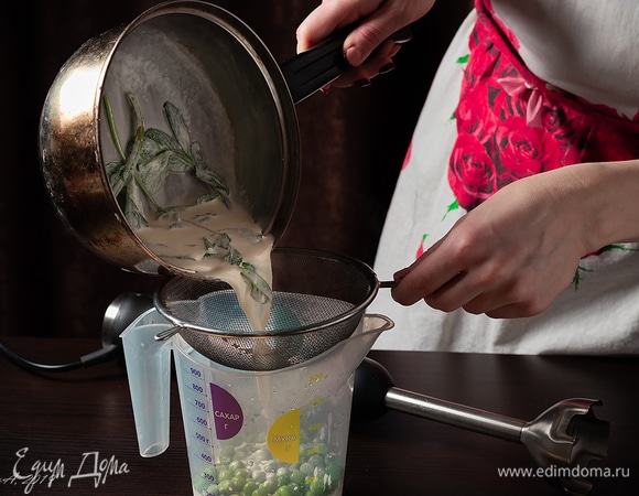 Горячие сливки процедите на замороженный горошек.