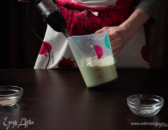 Измельчите блендером до пюреобразного состояния. Посолите и поперчите по вкусу, при желании можно добавить сок лимона. Не бойтесь, не свернется. Зато приобретет приятный сметанный привкус.