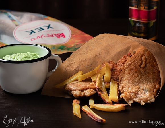 Для соблюдения традиций мы положили картофель с рыбой в кулек. И открыли пенное. А где пульт? Приятного вечера!