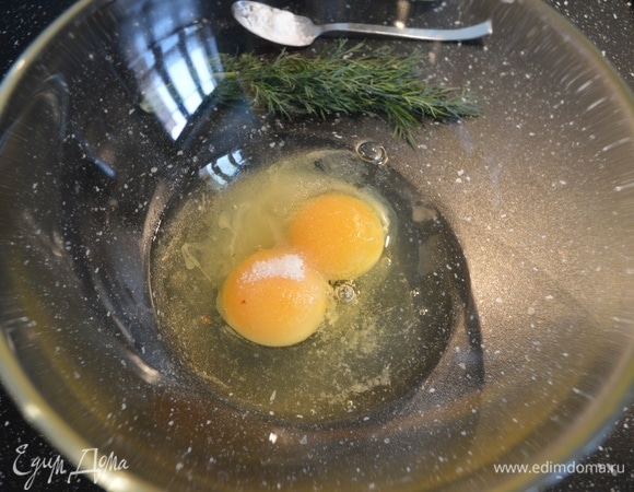Яйца, сахар и соль хорошо перемешать, взбивать не нужно. У меня крупные яйца, если использовать мелкие, то понадобится 5 шт.