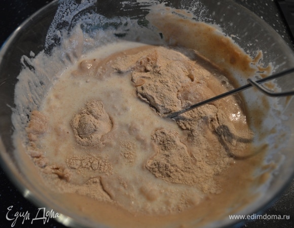 Далее добавить часть муки с разрыхлителем, чередуя с молоком, хорошо перемешать, чтобы не было комочков. Растопить сливочное масло, влить тонкой струйкой, непрерывно помешивая. Добавить рыбный бульон, доведя тесто до нужной консистенции. Дать ему отдохнуть 15–20 минут.