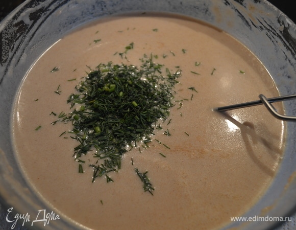 Порубить укроп и добавить в тесто, перемешать.