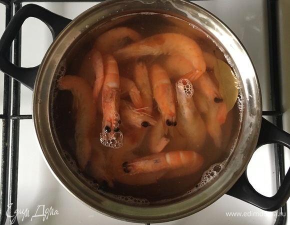 Креветки отварить в кипящей подсоленной воде 3 минуты.