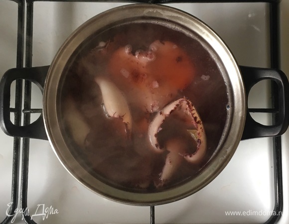 Кальмары отварить в кипящей подсоленной воде 2 минуты.