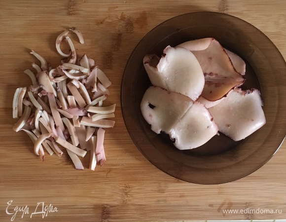Отварные кальмары остудить и почистить. Нарезать соломкой.
