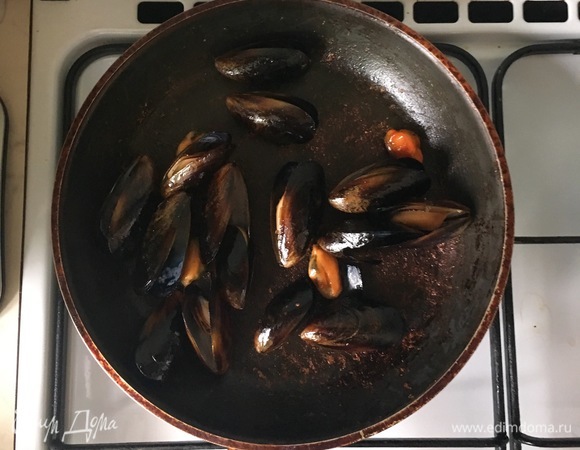 Мидии в раковинах выложить в нагретую сковороду. Через пару минут они дадут воду, дайте ей выпариться. Главное, чтобы все раковины открылись, если осталась закрытая, то выбросите. Добавьте пару столовых ложек соевого соуса и готовьте еще минуту, периодически помешивая. Мидии приобретут яркий солоноватый вкус и станут мягкими и нежными.