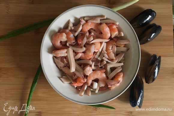 Соединить креветки и кальмары, добавить оливковое масло и перемешать.