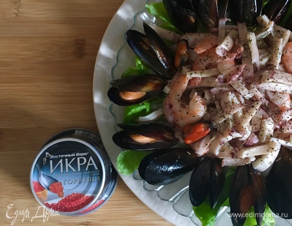 Поперчить и посыпать щепоткой прованских трав.