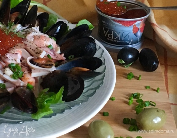 Посыпать зеленым луком для украшения, и можно наслаждаться салатом.