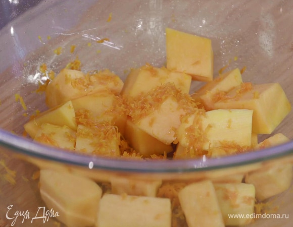 Тыкву очистить и нарезать небольшими кусочками. С одного апельсина снять цедру и добавить к тыкве.