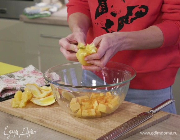 Апельсин очистить от кожуры и белой шкурки. Аккуратно, над миской с тыквой, вырезать мякоть долек апельсина без белых перепонок и отложить в сторону.