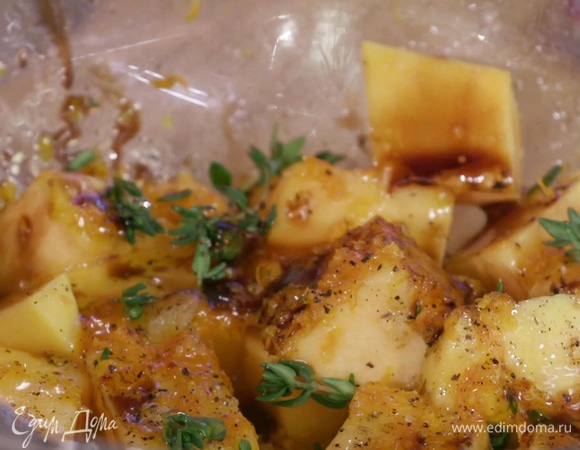 Выдавить на тыкву немного апельсинового сока с оставшейся на перепонках мякоти. Полить небольшим количеством оливкового масла, медом и бальзамическим уксусом, посолить, поперчить, добавить немного тимьяна, перемешать.