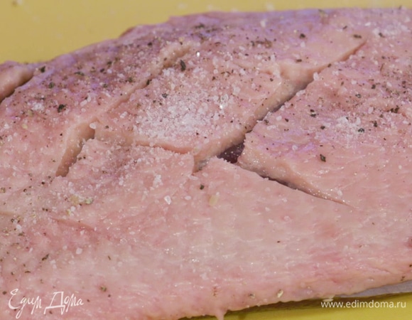 Утиную грудку сперва посолить и поперчить со стороны, где нет кожи. Затем перевернуть, сделать на коже несколько диагональных надрезов, тоже посолить и поперчить.