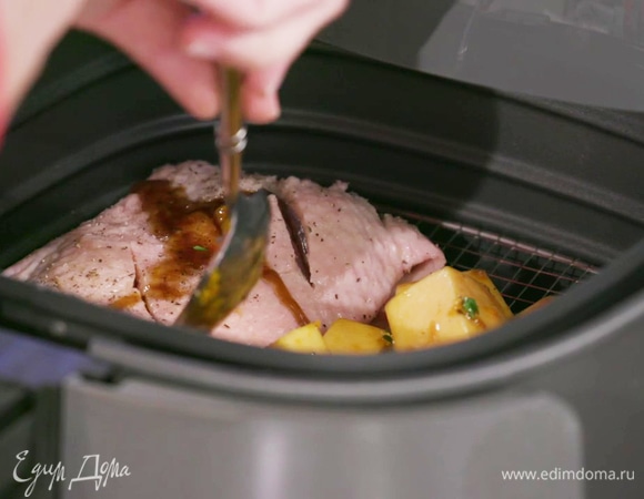 В чашу аэрогриля выложить утиную грудку, а рядом — тыкву. Остатками маринада от тыквы полить утку сверху. Готовить 7–10 минут при температуре 200°С.