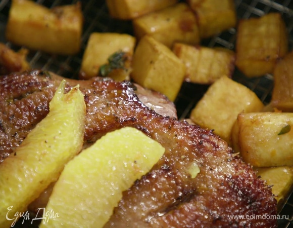 После выложить на грудку и тыкву апельсиновую мякоть, уменьшить температуру до 180°С и готовить еще 10–13 минут. Перед подачей дать мясу немного «отдохнуть».