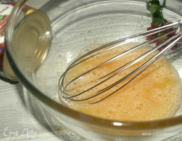 Яйца вбиваем в миску. Добавляем соль, сахар и взбиваем.