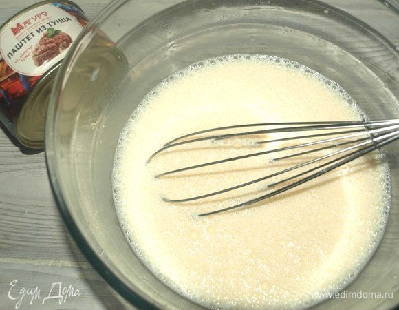Добавляем молоко и растительное масло. Взбиваем.