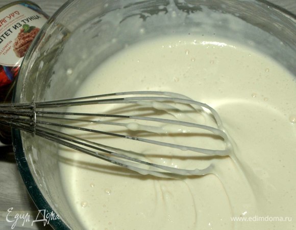 Добавляем просеянную рисовую муку (я использовала цельнозерновую), разрыхлитель. Хорошо размешиваем, чтобы не было комочков. Даем тесту постоять 10–15 минут.