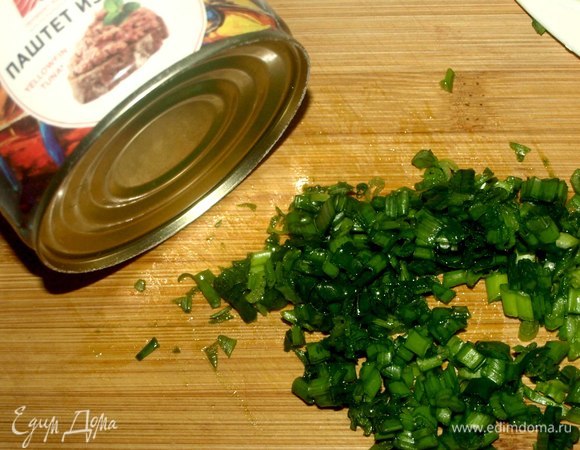 Зеленый лук (только зеленную часть) мелко режем.