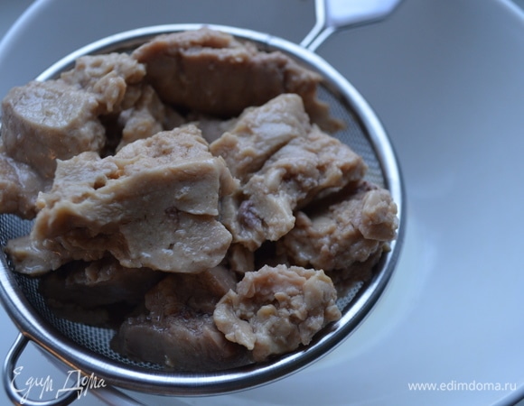 Печень трески выложить из банки на сито,чтоб избавиться от лишнего масла.