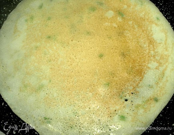 Выпекаем на разогретой сковороде с двух сторон. Если необходимо, можно смазать сковороду растительным маслом. Перед выпеканием каждого блина тесто лучше перемешивать.