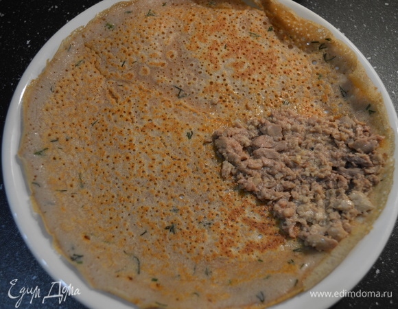 Печень размять вилкой, небольшое количество положить на блин и завернуть. Здесь важно не переборщить, так как печень имеет свой яркий вкус.