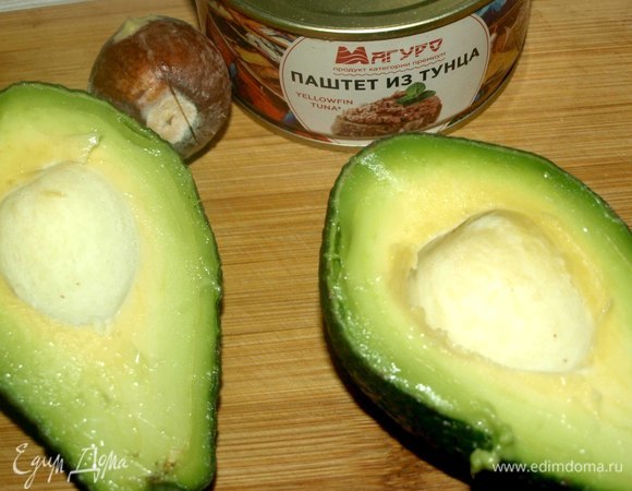 Из авокадо достать косточку. Извлечь мякоть в тарелку. Добавить соль, перец, растительное масло, лимонный сок. Можно измельчить погружным блендером или просто хорошо размять вилкой.