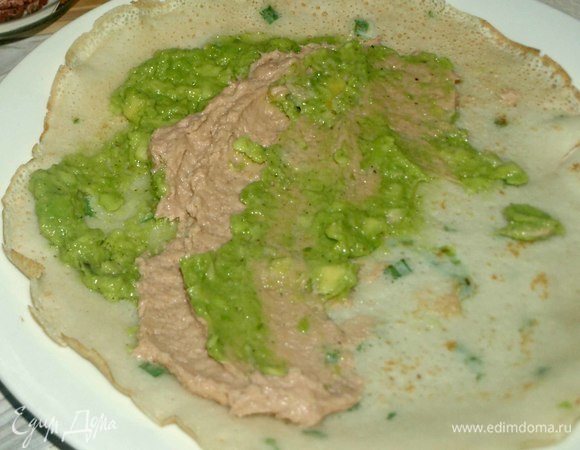 Начинка дана для 4 блинов. На один край блина вкладываем пасту из авокадо, паштет из тунца ТМ «Магуро» и пасту из авокадо.