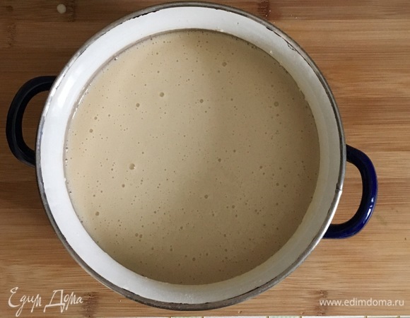 В теплое молоко вбить яйцо, добавить соль, сахар, просеянную муку, все смешать венчиком, чтобы не было комков. Постепенно вливать кипяток и перемешивать тесто венчиком. В конце влить растительное масло.