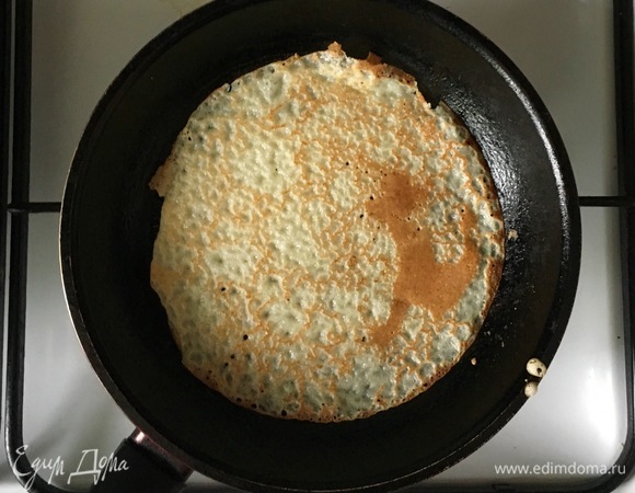 Выпекать блинчики на хорошо разогретой сковороде.