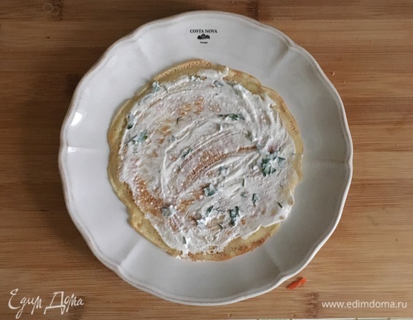 Складываем наш тортик, на блинчик кладем чайную ложку начинки и размазываем по всему блину.