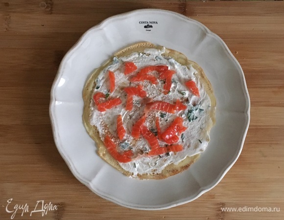 Выкладываем рыбу на смазанный блинчик.