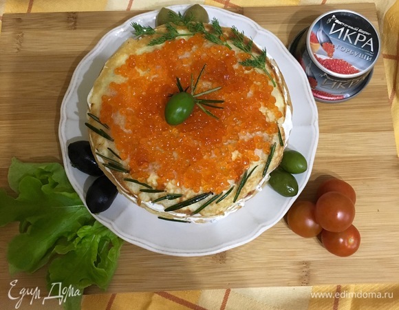 Верх блинчика украшаем красной икрой ТМ «Восточный берег».